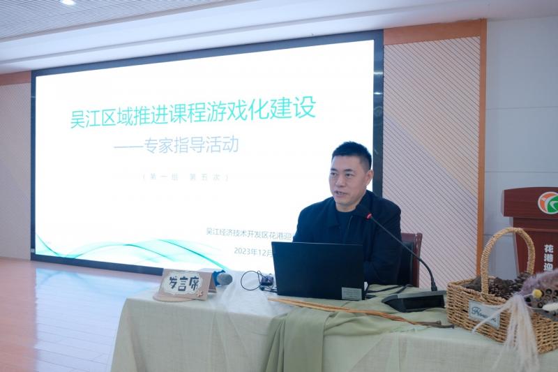 张晗教授围绕本次活动进行现场指导.jpeg 张晗教授围绕本次活动进行现场指导.jpeg