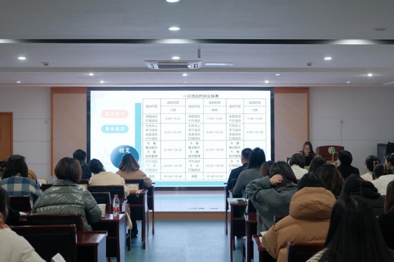 王依老师介绍园所区域活动情况 大.jpeg 王依老师介绍园所区域活动情况 大.jpeg