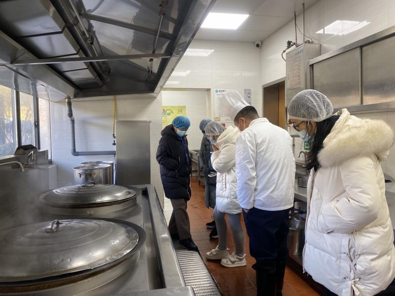 督学现场查看食堂卫生情况.jpeg 督学现场查看食堂卫生情况.jpeg