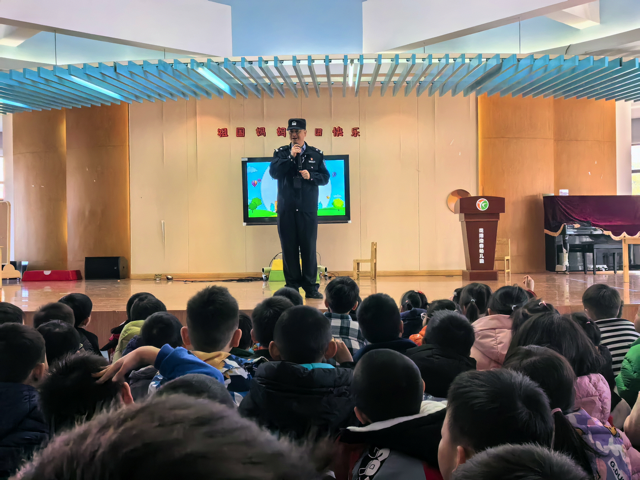 蔡警官给幼儿讲授防暴知识.png