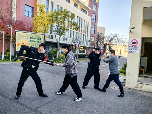 保安与“歹徒”搏斗.png
