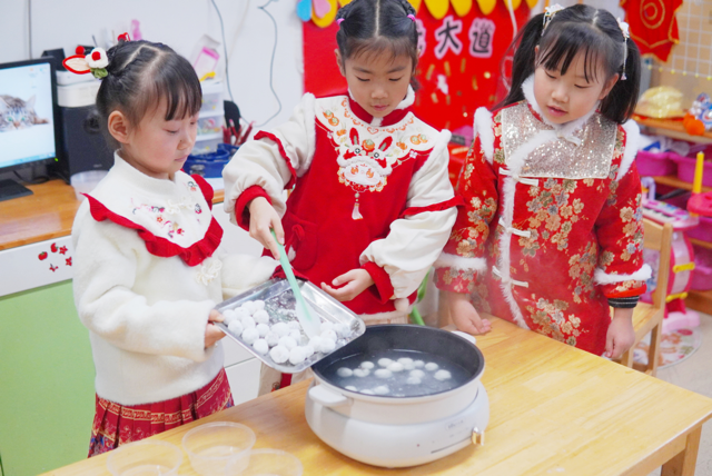 幼儿自己动手做元宵.png 幼儿自己动手做元宵.png