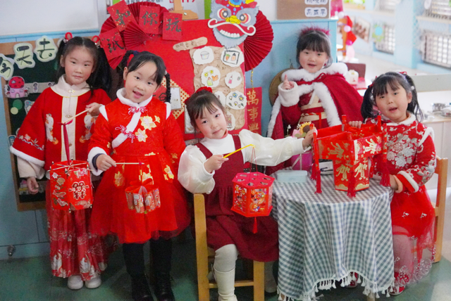 幼儿结伴赏花灯.png 幼儿结伴赏花灯.png