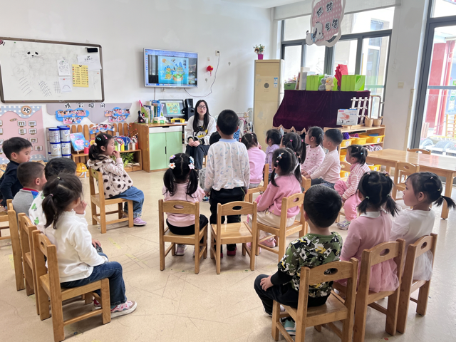 教师组织幼儿谈话活动.png 教师组织幼儿谈话活动.png