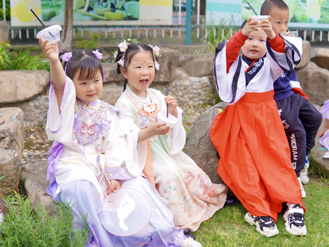 孩子们品尝美味的花茶.png 孩子们品尝美味的花茶.png