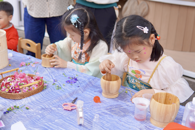 孩子们研磨花草萃取香气.png 孩子们研磨花草萃取香气.png