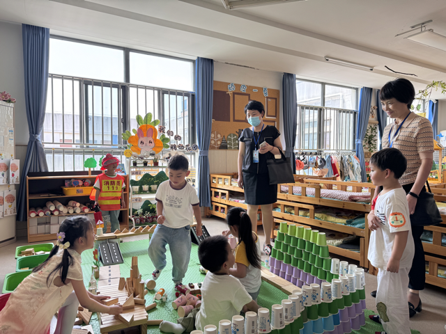 督学现场观摩幼儿游戏.png 督学现场观摩幼儿游戏.png