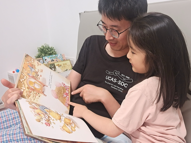 家长陪伴孩子阅读.png 家长陪伴孩子阅读.png