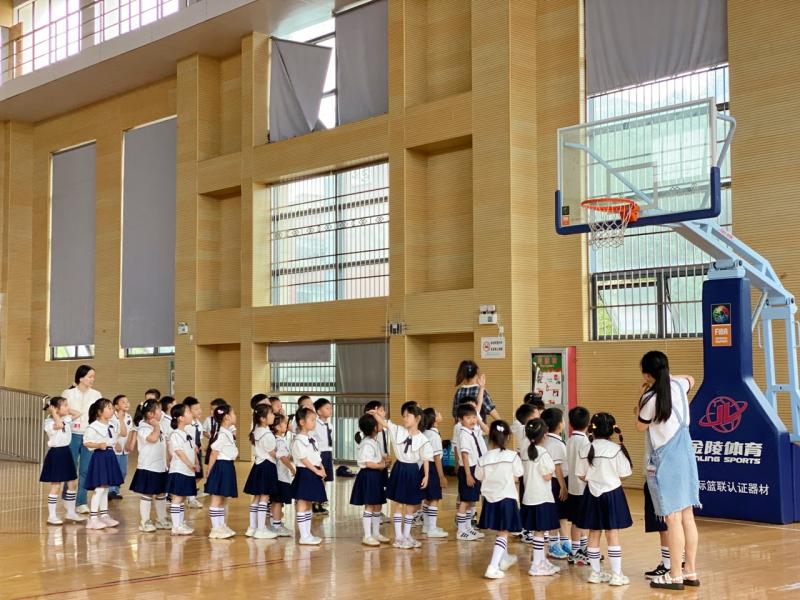 孩子们参观小学体育馆.jpeg