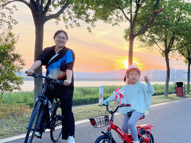 家长与孩子一同欢乐骑车.png 家长与孩子一同欢乐骑车.png