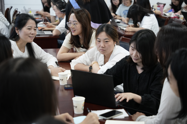 教师分组研讨.png 教师分组研讨.png