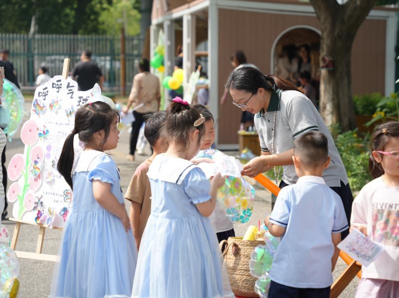 孩子们“呼呼”吹气球.JPG