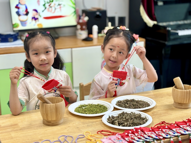 中班幼儿巧手制作香囊.png