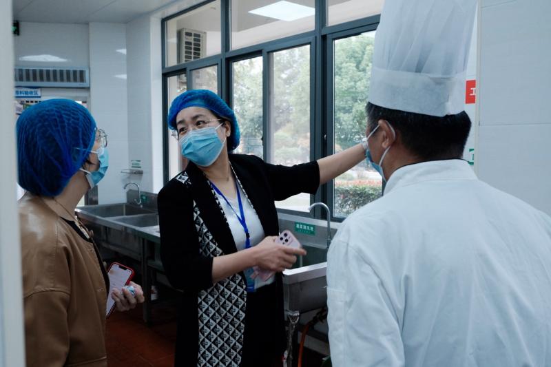 秋暖校园迎督学 细护童心再前行