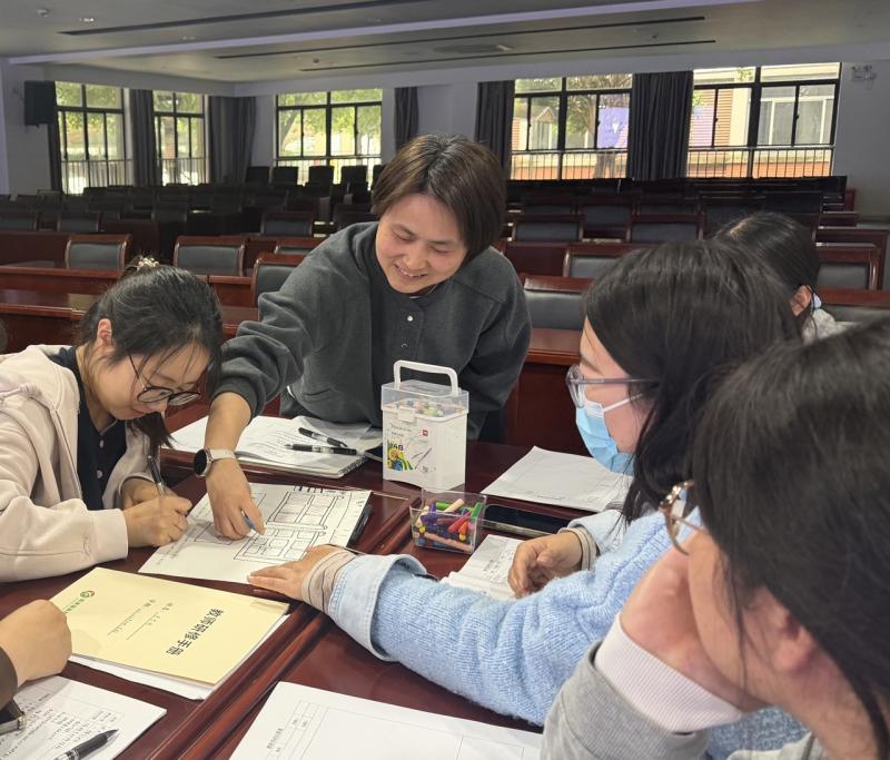 老师们分组梳理各年龄段科学材料投放策略.jpeg