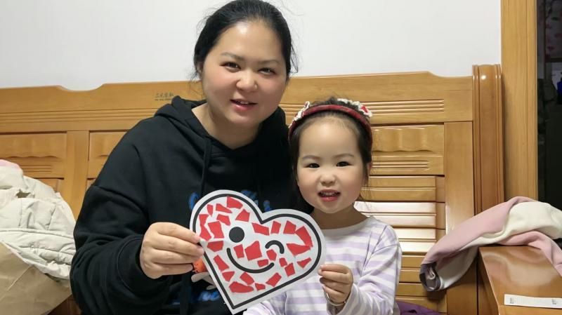 幼儿将微笑与温暖传递给家人.png