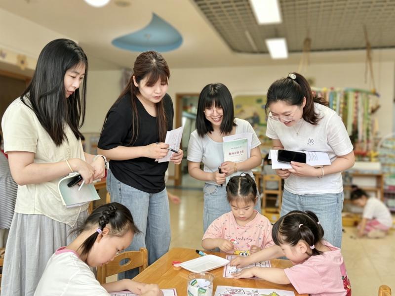 教师进班观摩幼儿科学区游戏.JPG