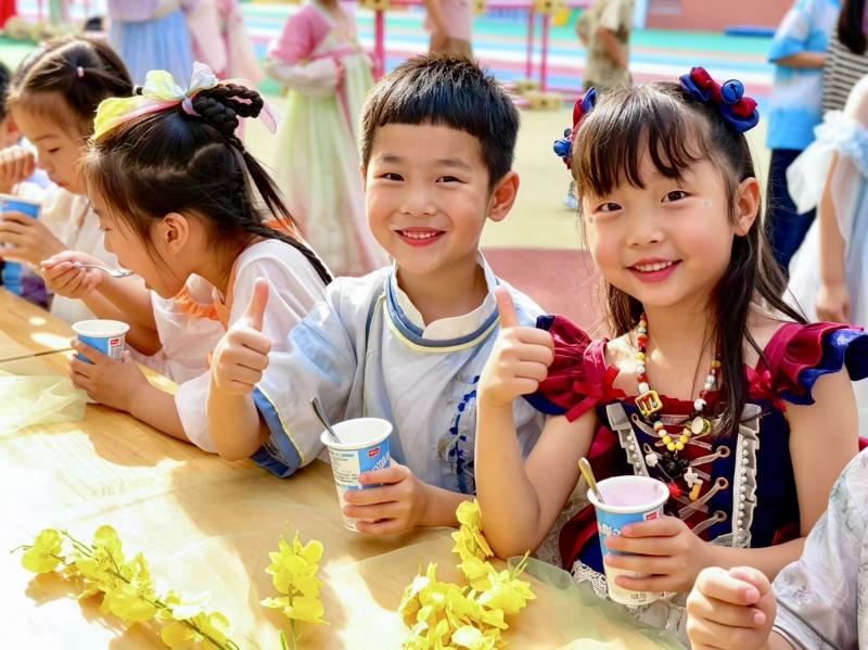 幼儿品尝美味水果捞.jpg