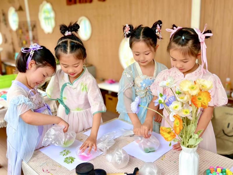 幼儿借助气球印染夏日繁花.jpg