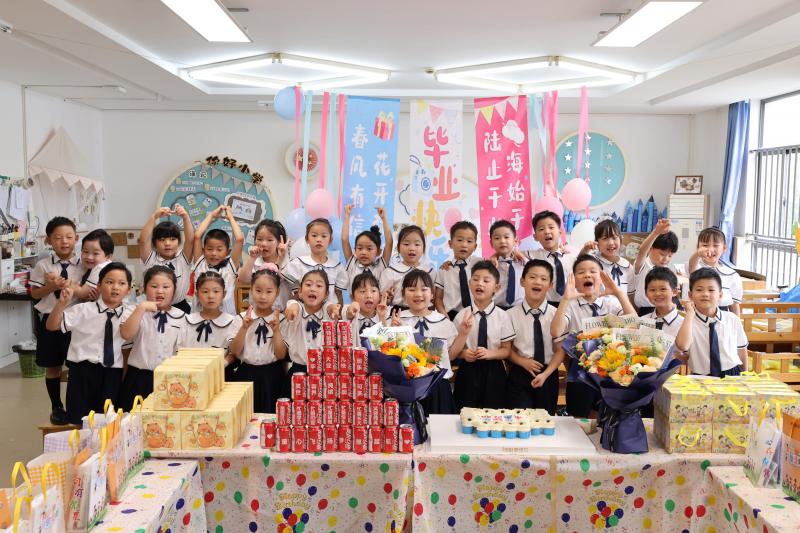 孩子们与蛋糕合影留念.png