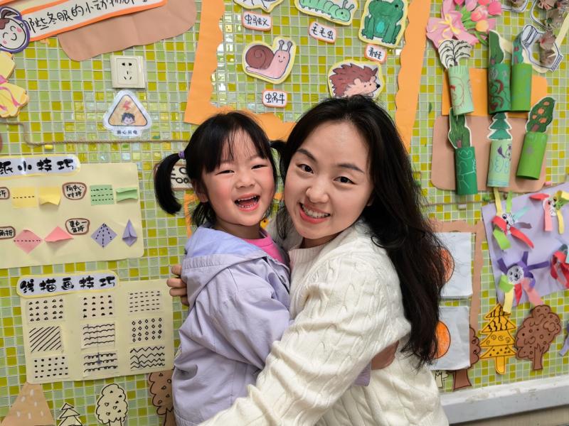 幼儿与老师充满爱意地互动 大.jpeg